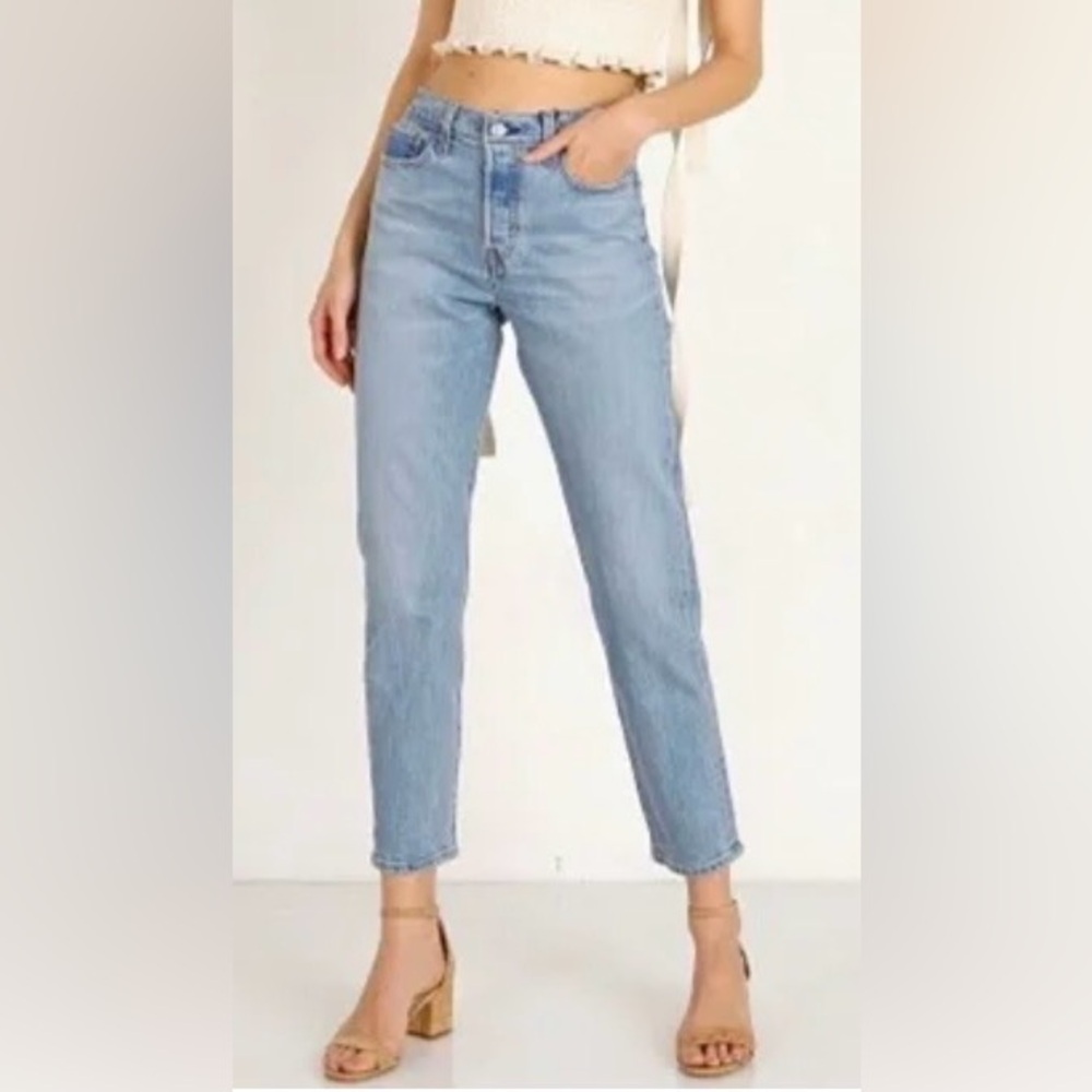 Levi’s Women’s Wedgie Icon Fit Button Up Fly Size 27 Light Wash